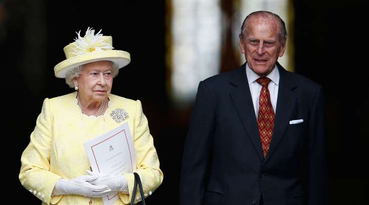 Королева Елизавета II и принц Филипп покинули Букингемский дворец из-за коронавируса