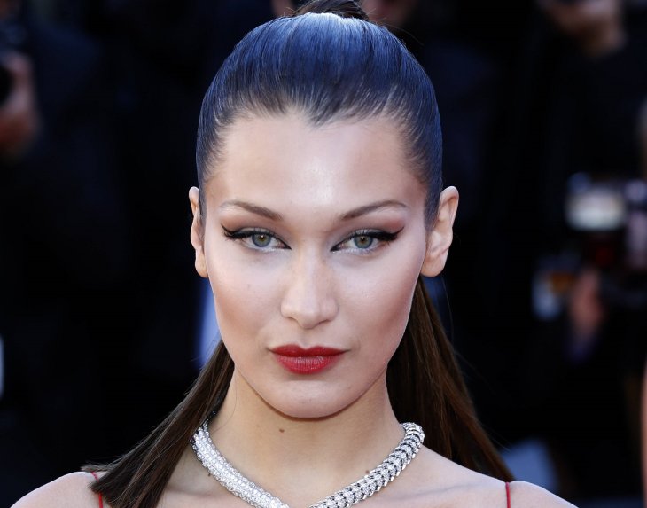 Белла Хадид в полурасстегнутой рубашке замечена на прогулке в Нью-Йорке