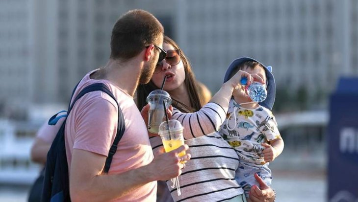 Дієтолог дала рекомендації щодо їжі та напоїв у спеку