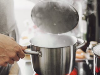 Ці продукти не можна готувати в каструлі з нержавіючої сталі: поради професійних кухарів