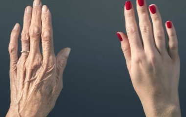 Антивіковий манікюр: 7 відтінків лаку, які роблять руки молодшими