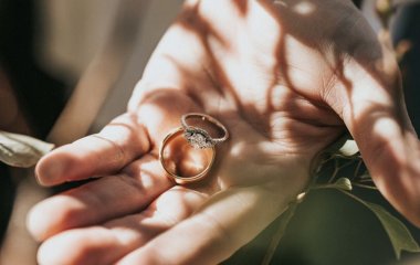 55-річний чоловік втік із нареченою неповнолітнього сина та одружився з нею: фото пари