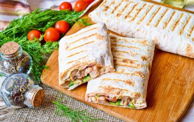 Вкусный перекус: как приготовить шаурму с курицей и соусом цезарь
