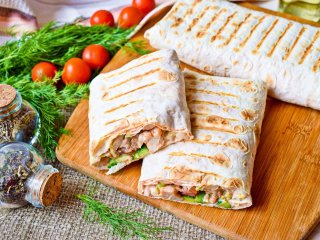 Як приготувати шаурму з куркою та соусом цезар