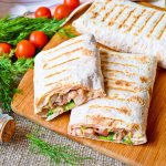 Вкусный перекус: как приготовить шаурму с курицей и соусом цезарь