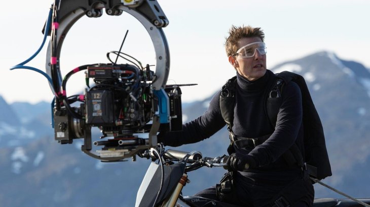 Грохнули целый поезд: появилось видео со съемок 