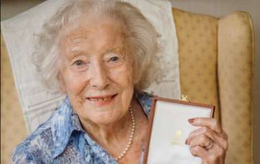100-летняя певица возглавила британские чарты