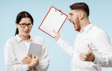 20-річна жінка припинила їсти, пити і рухатися після того, як її насварив на роботі керівник