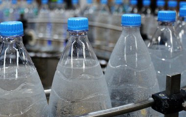 Експерт пояснив небезпеку зберігання води у пластикових пляшках.