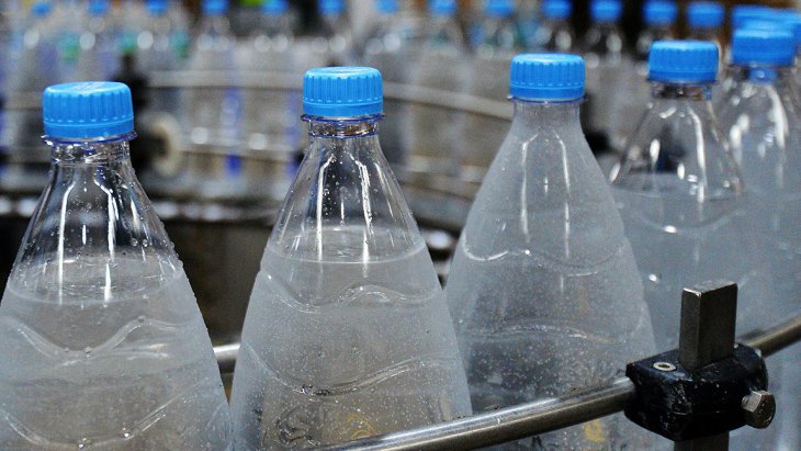 Експерт пояснив небезпеку зберігання води у пластикових пляшках.