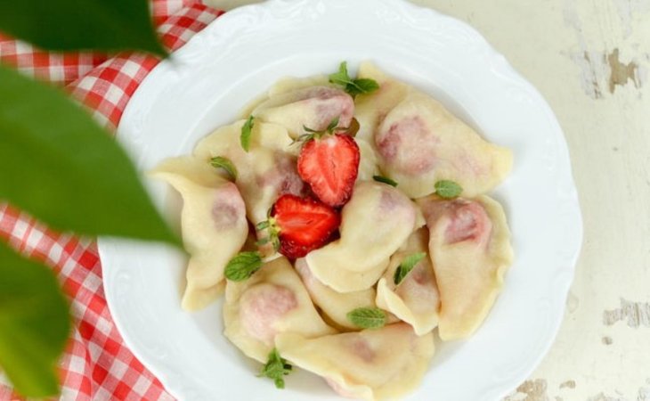 Як приготувати вареники з полуницею
