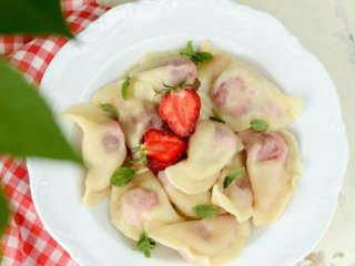 Як приготувати вареники з полуницею