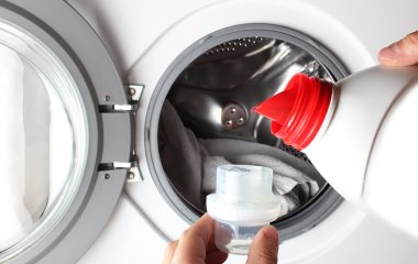 Зачем добавлять уксус во время стирки: лайфхак, о котором вы не знали