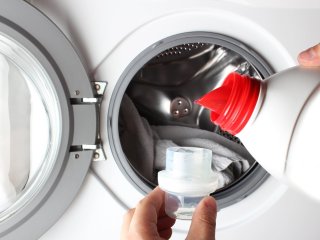 Зачем добавлять уксус во время стирки: лайфхак, о котором вы не знали