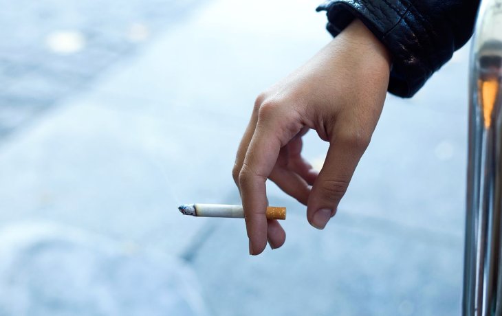 Повышает риск опасных заболеваний: ученые рассказали о вреде пассивного курения