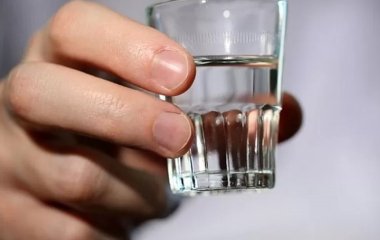 Лікар розповів про шкоду алкоголю при коронавірусі