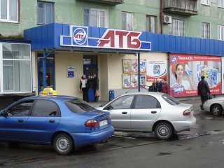 Чим відрізняються «чорні» та «сині» магазини АТБ