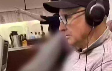 Подружжя змусили сидіти у літаку поруч із мертвою пасажиркою під час далекого рейсу – фото