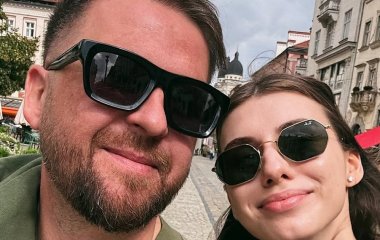 Молодша на 19 років дружина Танчинця замилувала їхніми солодкими поцілунками й публічним зверненням