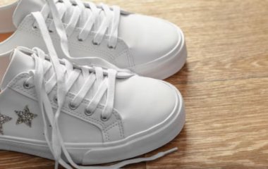 Білий колір кросівок засліпить очі: чим натерти взуття, щоб було як нове