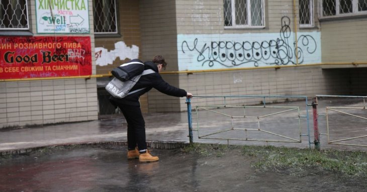 Взуття не ковзатиме: копійчаний лайфгак, який врятує від падінь на льоду