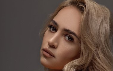 Вагітну переможницю 