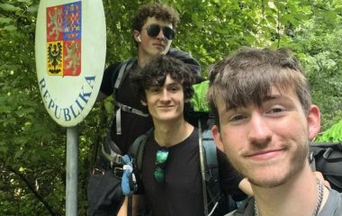 Підлітки з Великої Британії пішки долають понад 1600 км, щоб допомогти Україні: деталі