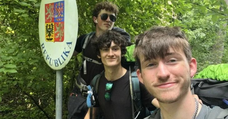 Підлітки з Великої Британії пішки долають понад 1600 км, щоб допомогти Україні: деталі