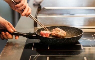 Небезпечна помилка на кухні: 5 продуктів, які не можна готувати на антипригарній сковорідці