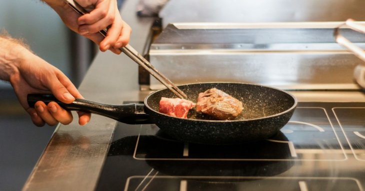 Небезпечна помилка на кухні: 5 продуктів, які не можна готувати на антипригарній сковорідці