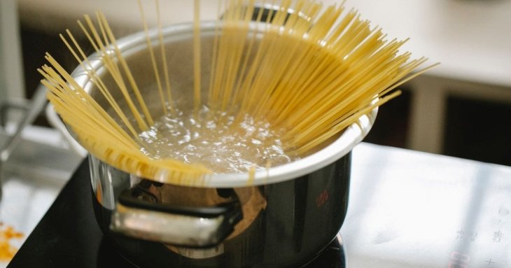 Не варіть пасту у великій каструлі: простий секрет, який допоможе приготувати її швидше та смачніше