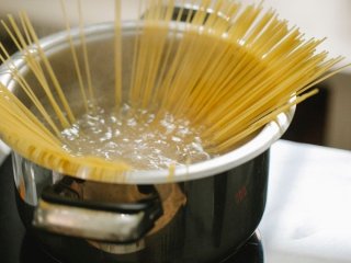 Не варіть пасту у великій каструлі: простий секрет, який допоможе приготувати її швидше та смачніше