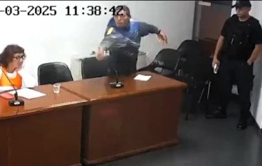Суддя залишився зі зламаним пальцем після нападу підозрюваного — фото