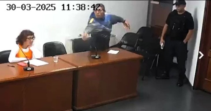 Суддя залишився зі зламаним пальцем після нападу підозрюваного — фото