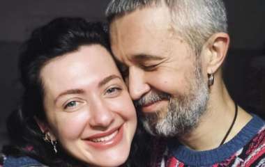 Неузнаваемый Сергей Бабкин на забавном фото показал, как выглядел с женой 15 лет назад