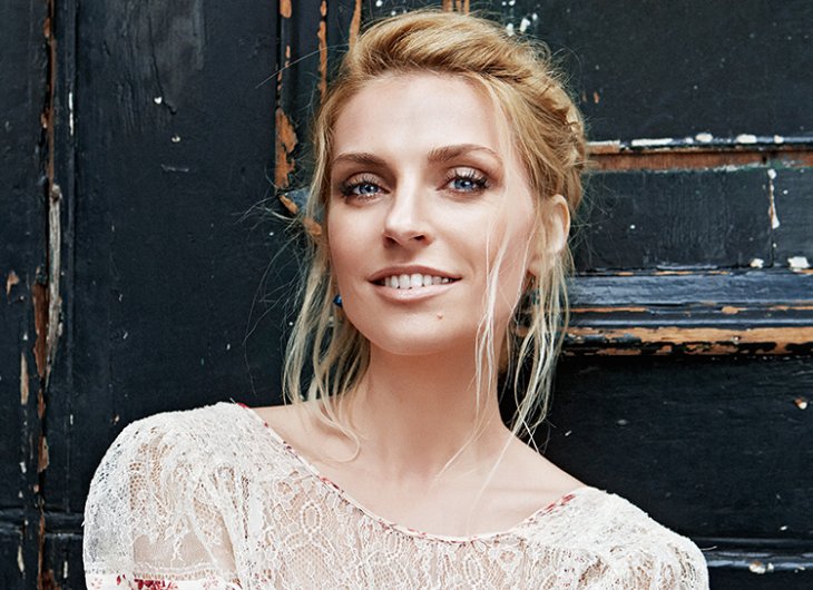 Саша Савельева показала беременный животик