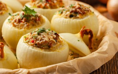 Неожиданный вариант для закуски: рецепт фаршированного лука
