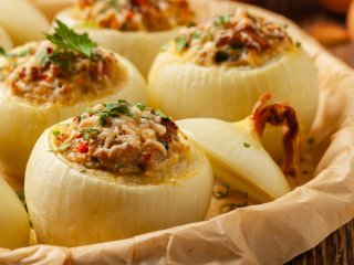 Несподіваний варіант для закуски: рецепт фаршированої цибулі