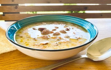 Сирний суп із мисливськими ковбасками