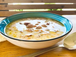 Сирний суп із мисливськими ковбасками