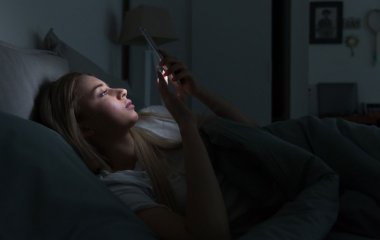 Експерти розповіли, чому важливо відмовлятися від смартфона перед сном