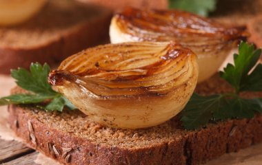 Самая дешевая закуска: рецепт карамелизированного лука в духовке