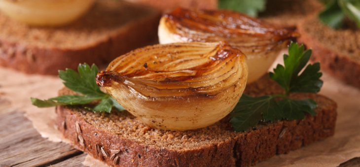 Самая дешевая закуска: рецепт карамелизированного лука в духовке