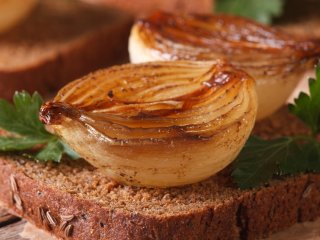 Найдешевша закуска: рецепт карамелізованої цибулі в духовці