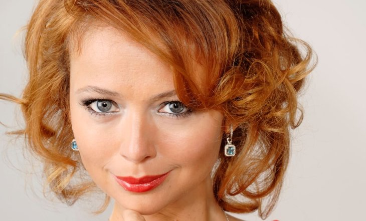 Елена Захарова блистала на красной дорожке в белом платье из кружева