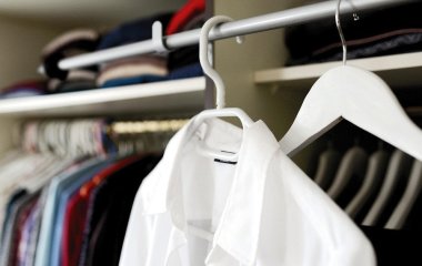 Як вивести жовті плями з білого одягу: ці способи роблять дива