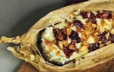 Баклажаны с тремя видами сыра и вялеными томатами: простой рецепт вкуснейшего блюда
