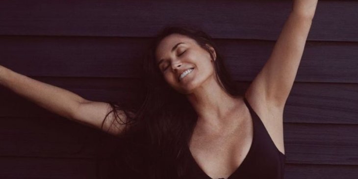 В черном бикини: Деми Мур показала стройную фигуру в 58 лет (фото)