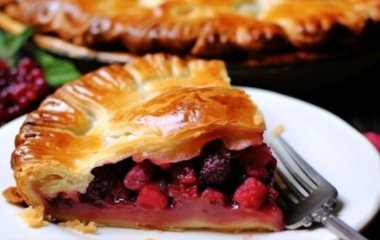 Пирог из шелковицы и слоеного теста