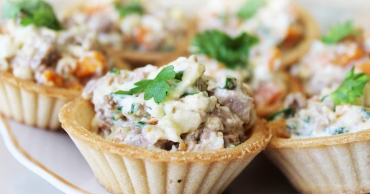 Класичний салат із печінки тріски: як приготувати смачний святковий салат